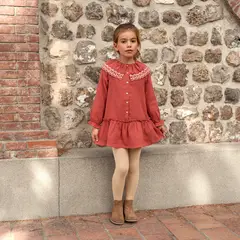 DADATI - Vestido de niña de muselina en color teja con detalle bordado en el cuello
