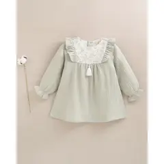 DADATI - Vestido de bebé niña de muselina en verde con detalle floral en el cuello