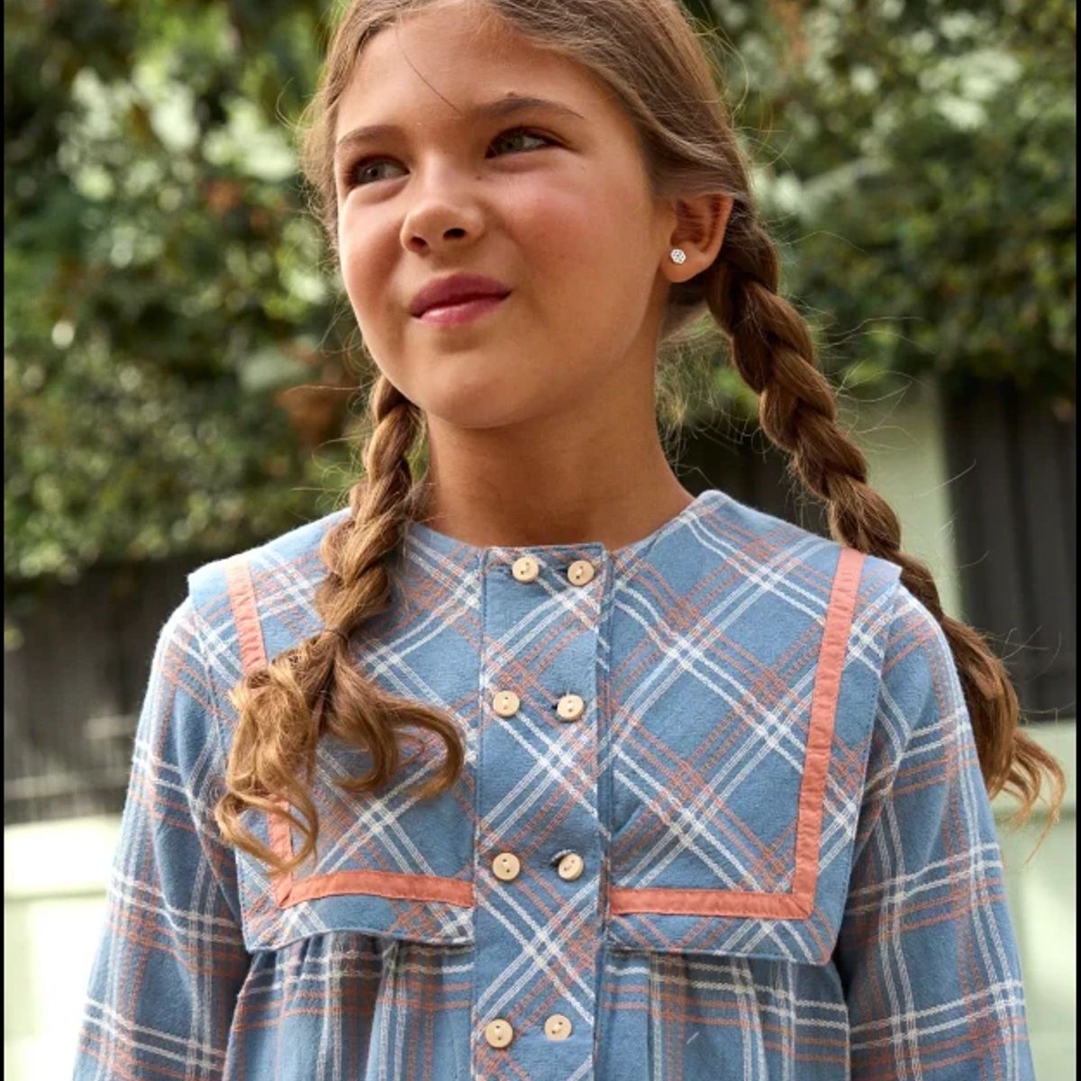 DADATI - Vestido de niña azul con detalle botones y ribete naranja