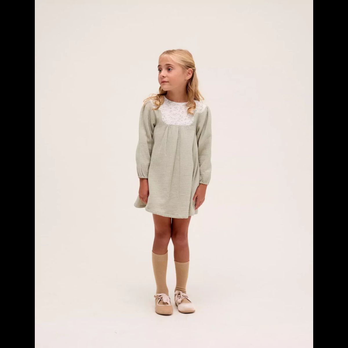 DADATI - Vestido de niña de muselina en verde con detalle floral en el cuello