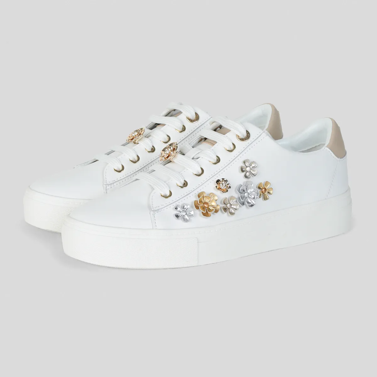 KARL LAGERFELD - Zapatillas blancas con aplicaciones florales y detalles metálicos