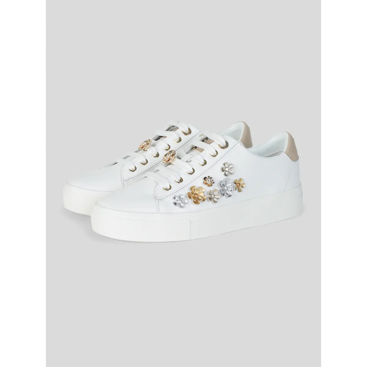 KARL LAGERFELD - Zapatillas blancas con aplicaciones florales y detalles metálicos