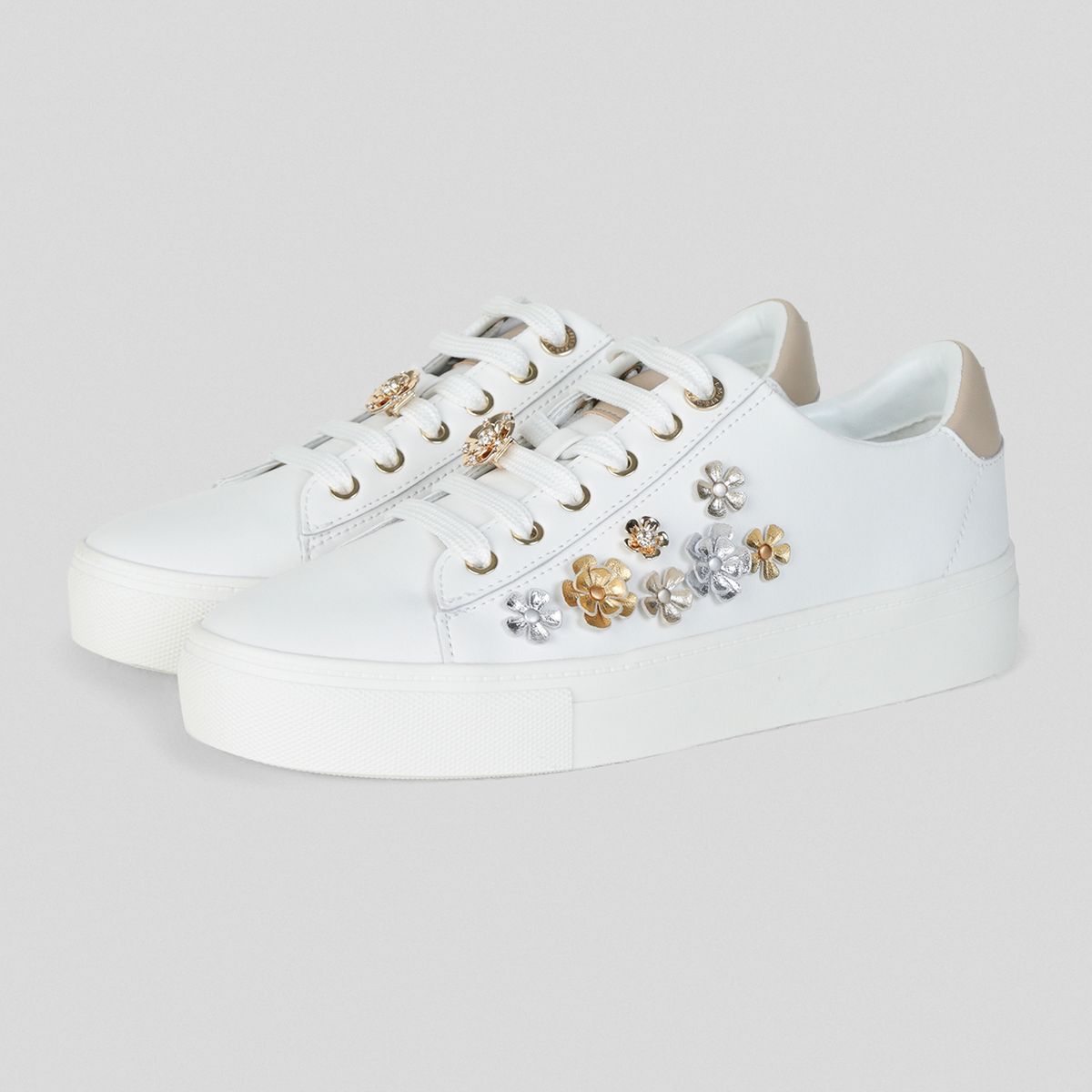 KARL LAGERFELD - Zapatillas blancas con aplicaciones florales y detalles metálicos