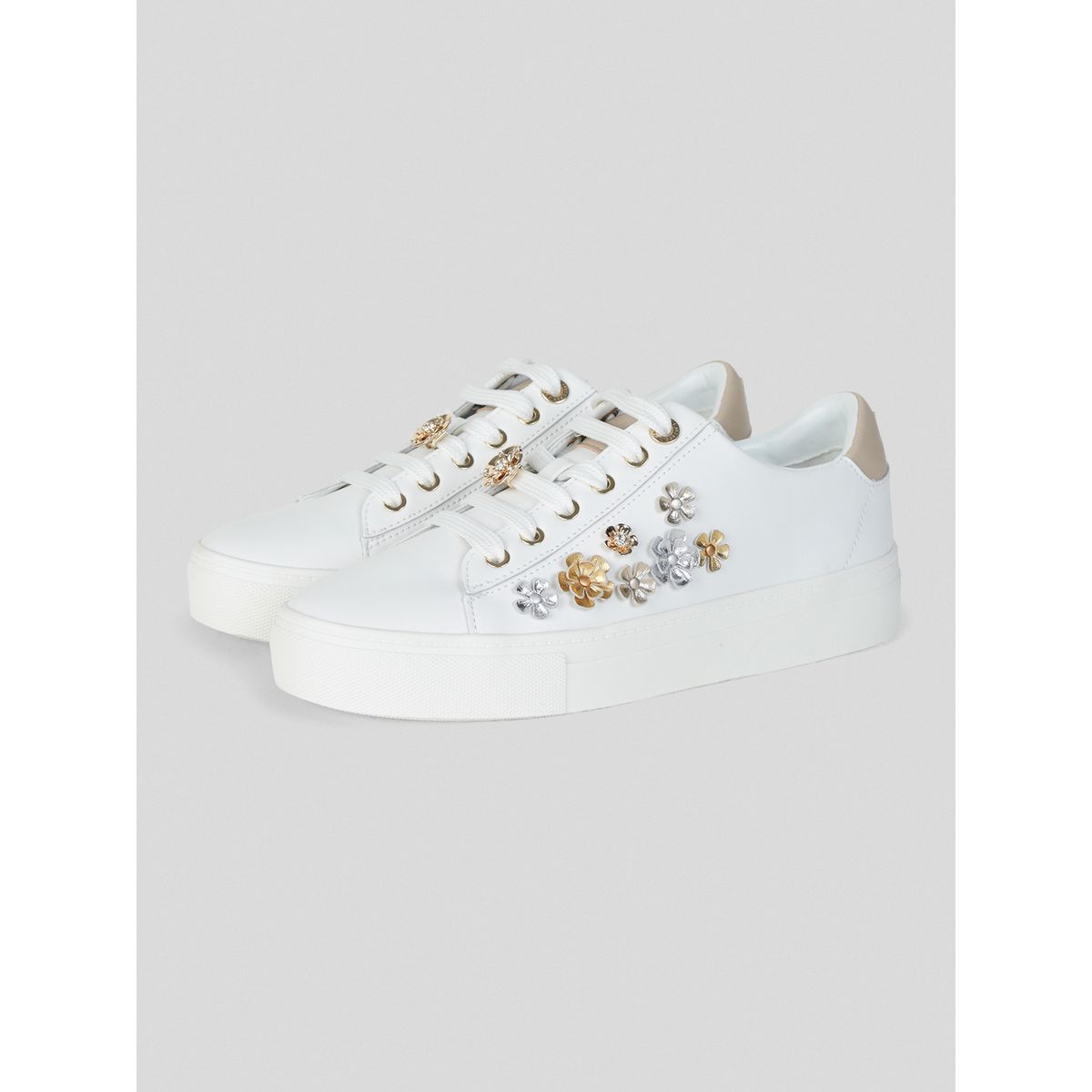 KARL LAGERFELD - Zapatillas blancas con aplicaciones florales y detalles metálicos