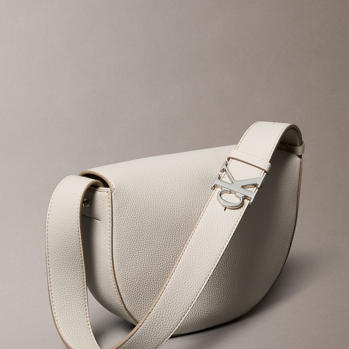 CALVIN KLEIN - Cartera Saddle Archive Beige Calvin Klein
