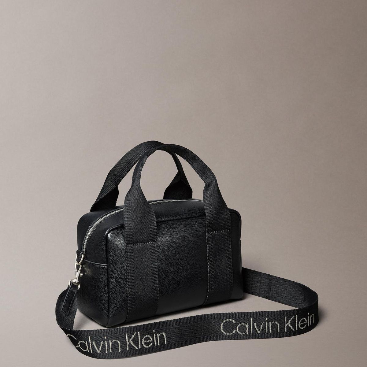 CALVIN KLEIN - Cartera Barrel Ultra Light