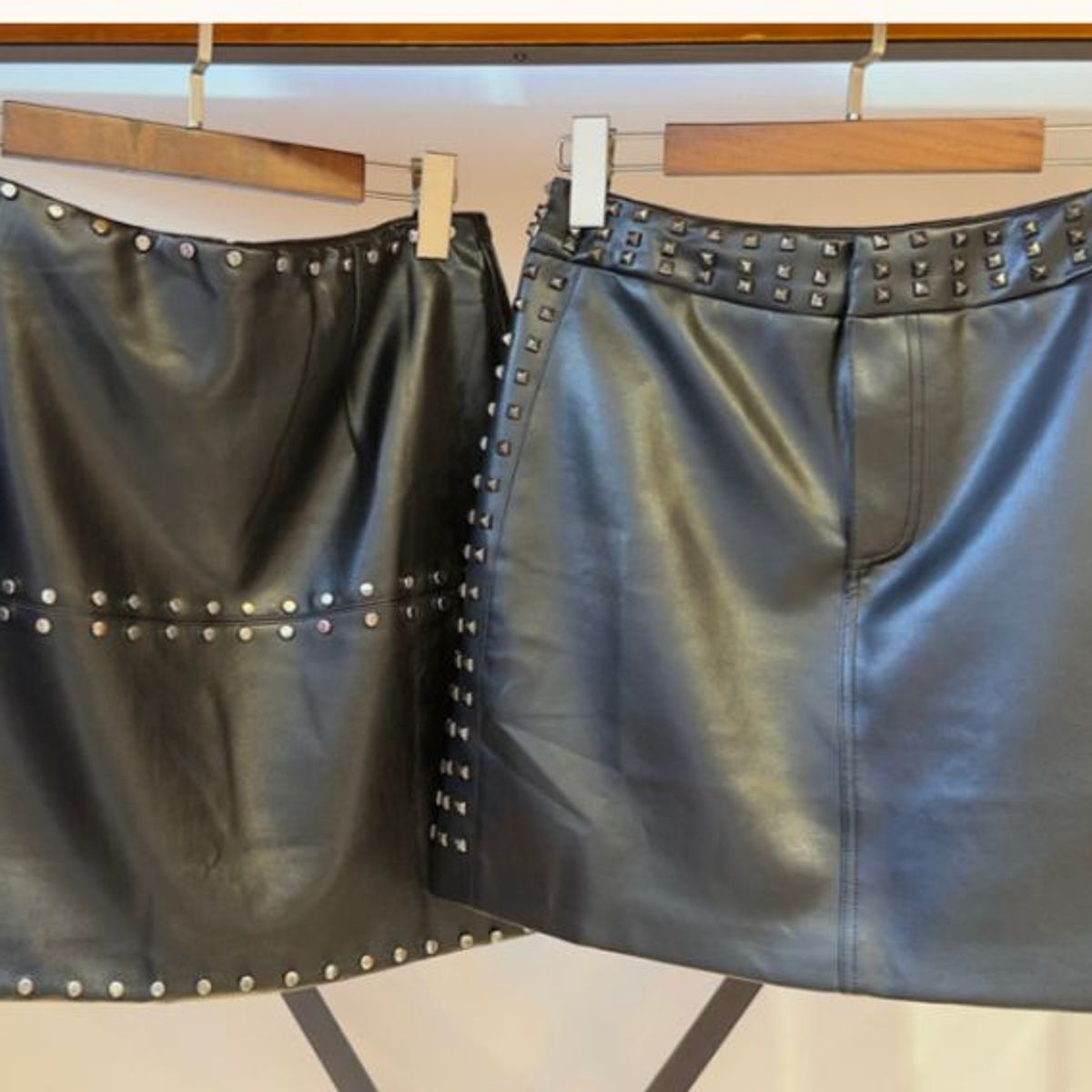 GENERAL - Falda Mini Ecocuero Negra con Tachas - Luna Boutique