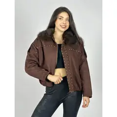 ENIGMATICA BOUTIQUE - Chaqueta Corta Gamuza Tachas y Cuello Peludo