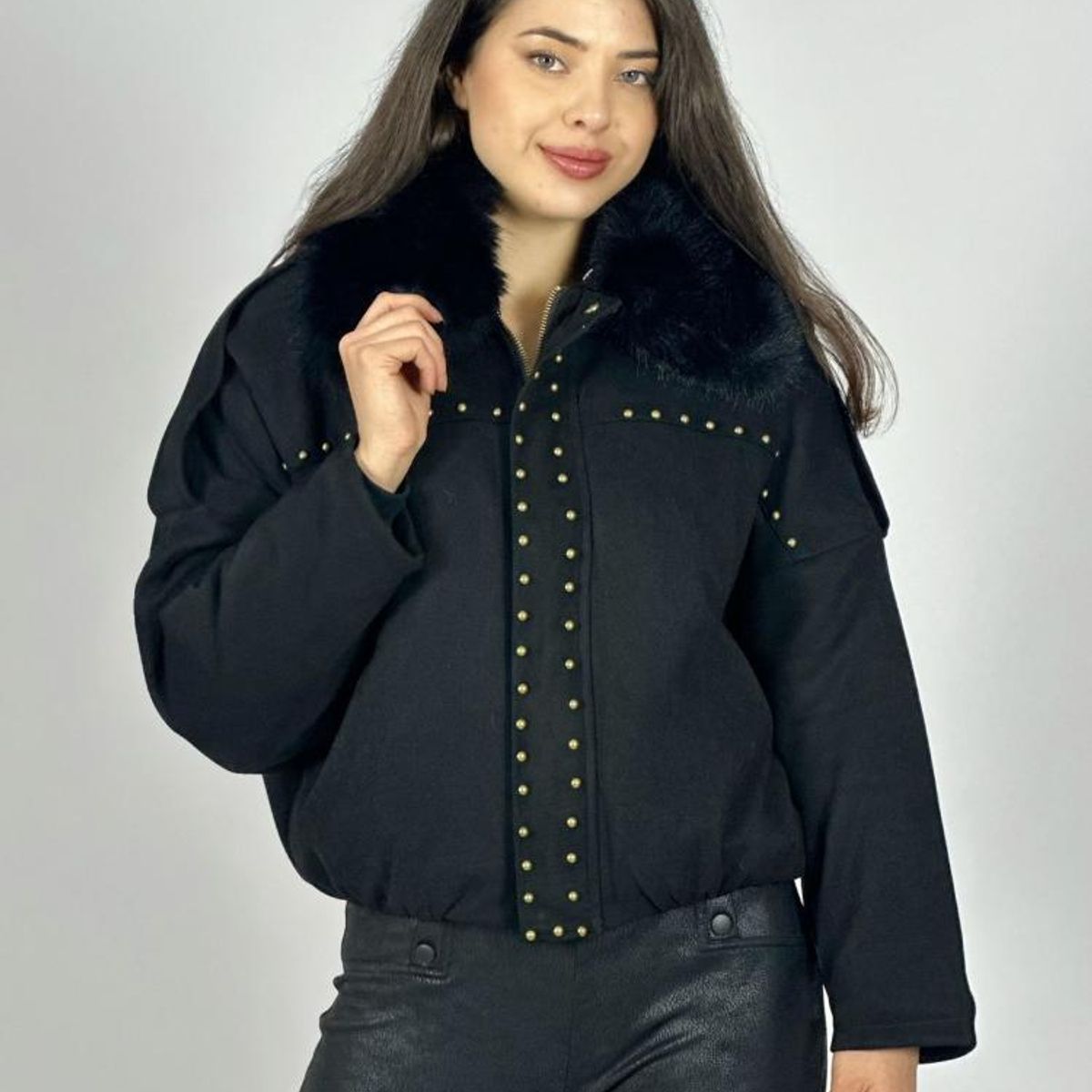 ENIGMATICA BOUTIQUE - Chaqueta Corta Gamuza Tachas y Cuello Peludo
