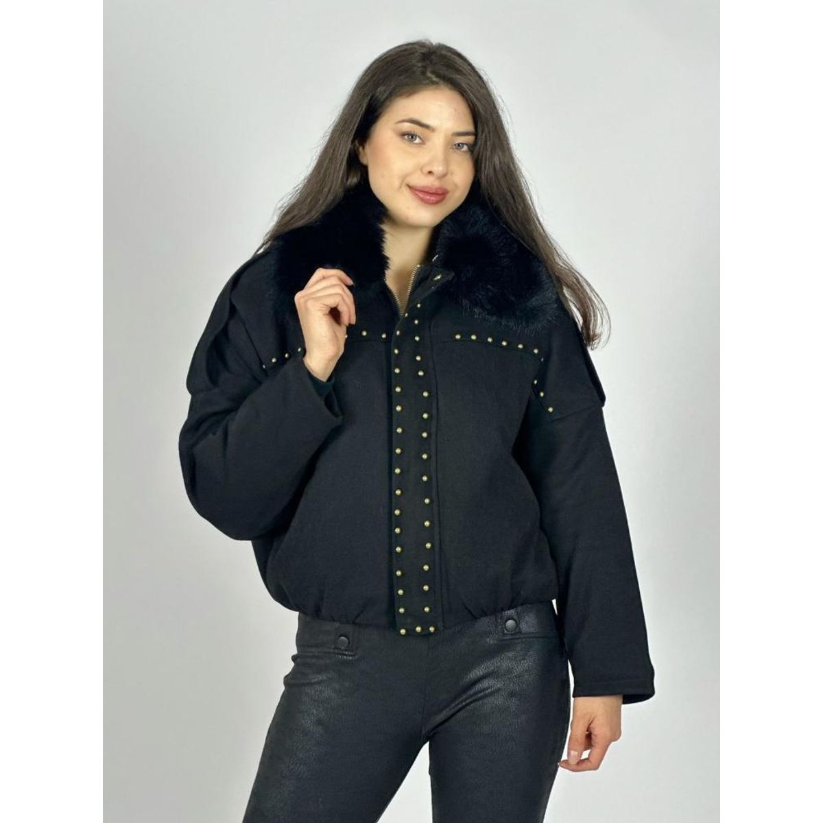 ENIGMATICA BOUTIQUE - Chaqueta Corta Gamuza Tachas y Cuello Peludo