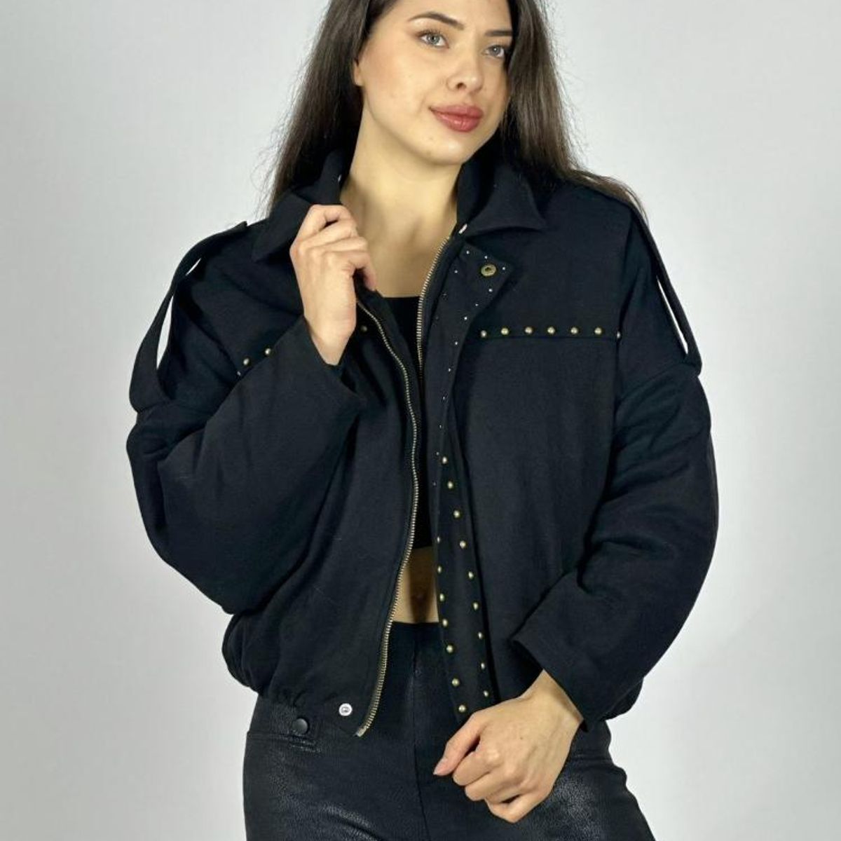 ENIGMATICA BOUTIQUE - Chaqueta Corta Gamuza Tachas y Cuello Peludo
