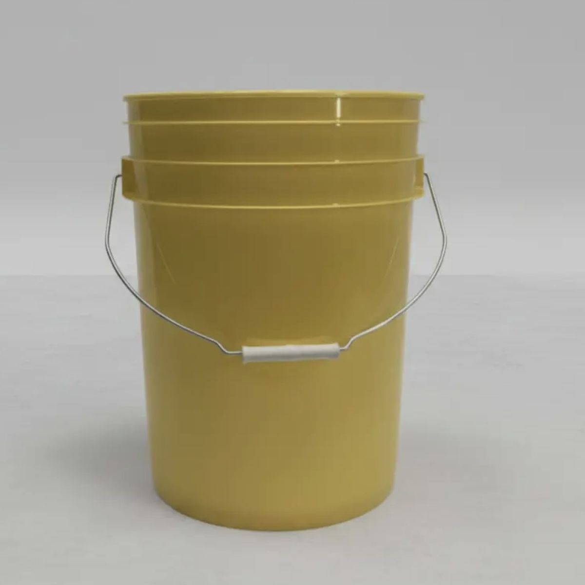 GENERICO - Balde Plástico Liso 20 Litros con Tapa y Mango – Amarillo