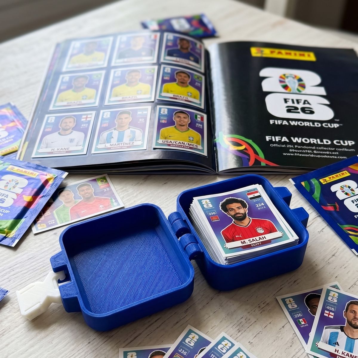 GENERICO - Caja mini porta figuritas album mundial fifa 2026 (+200 Láminas) - Azul