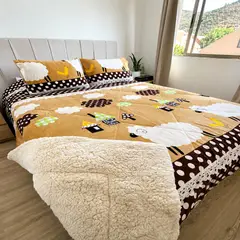 TODOHOGAR SANTIAGO DE CHILE - Cubrecama 2 Plazas Polar con Chiporro Dulce Pradera 230x250 cm + 2 Fundas