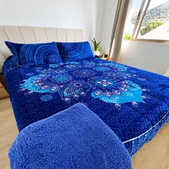 TODOHOGAR SANTIAGO DE CHILE - Cubrecama 2 Plazas Polar con Chiporro Mandala Azul Profundo 230x250 cm + 2 Fundas