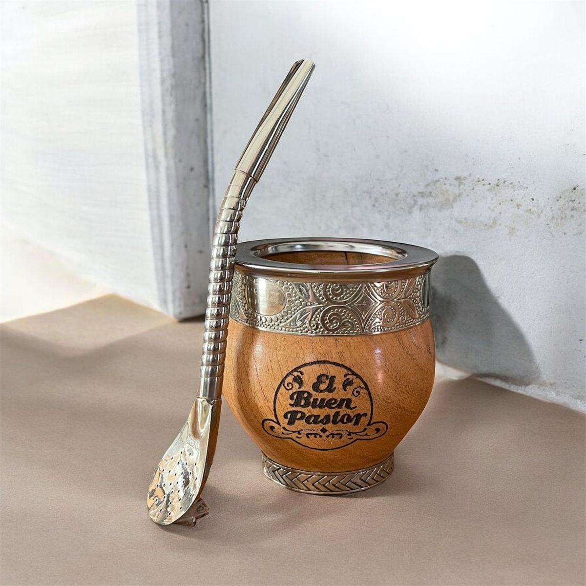 EL BUEN PASTOR - Mate Imperial de Madera Algarrobo con Base y Bombilla El Buen Pastor