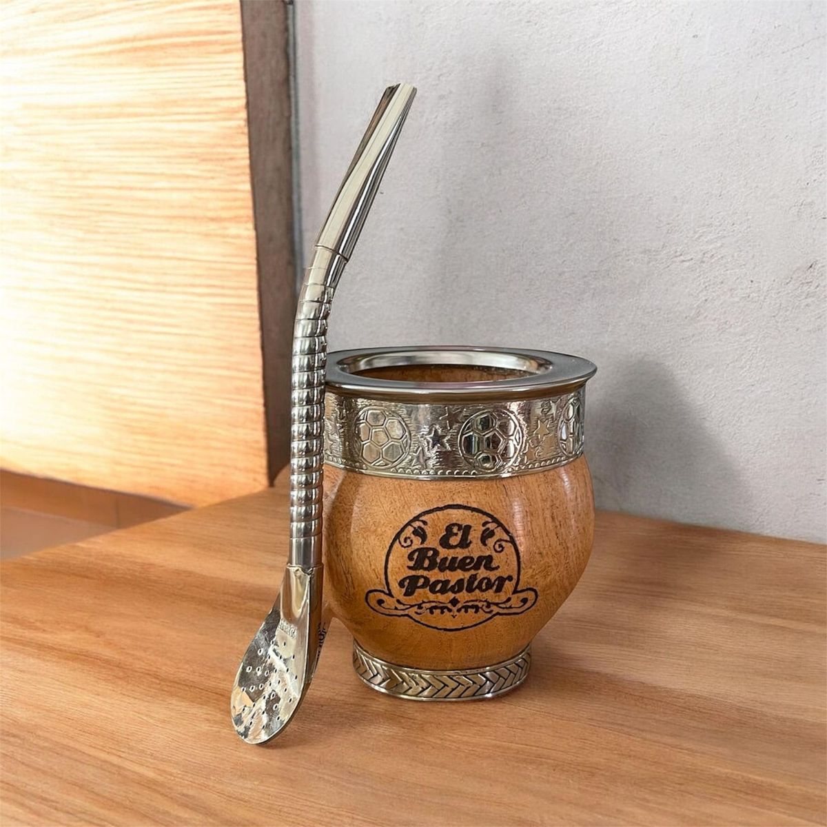EL BUEN PASTOR - Mate Imperial de Madera Algarrobo con Base y Bombilla El Buen Pastor
