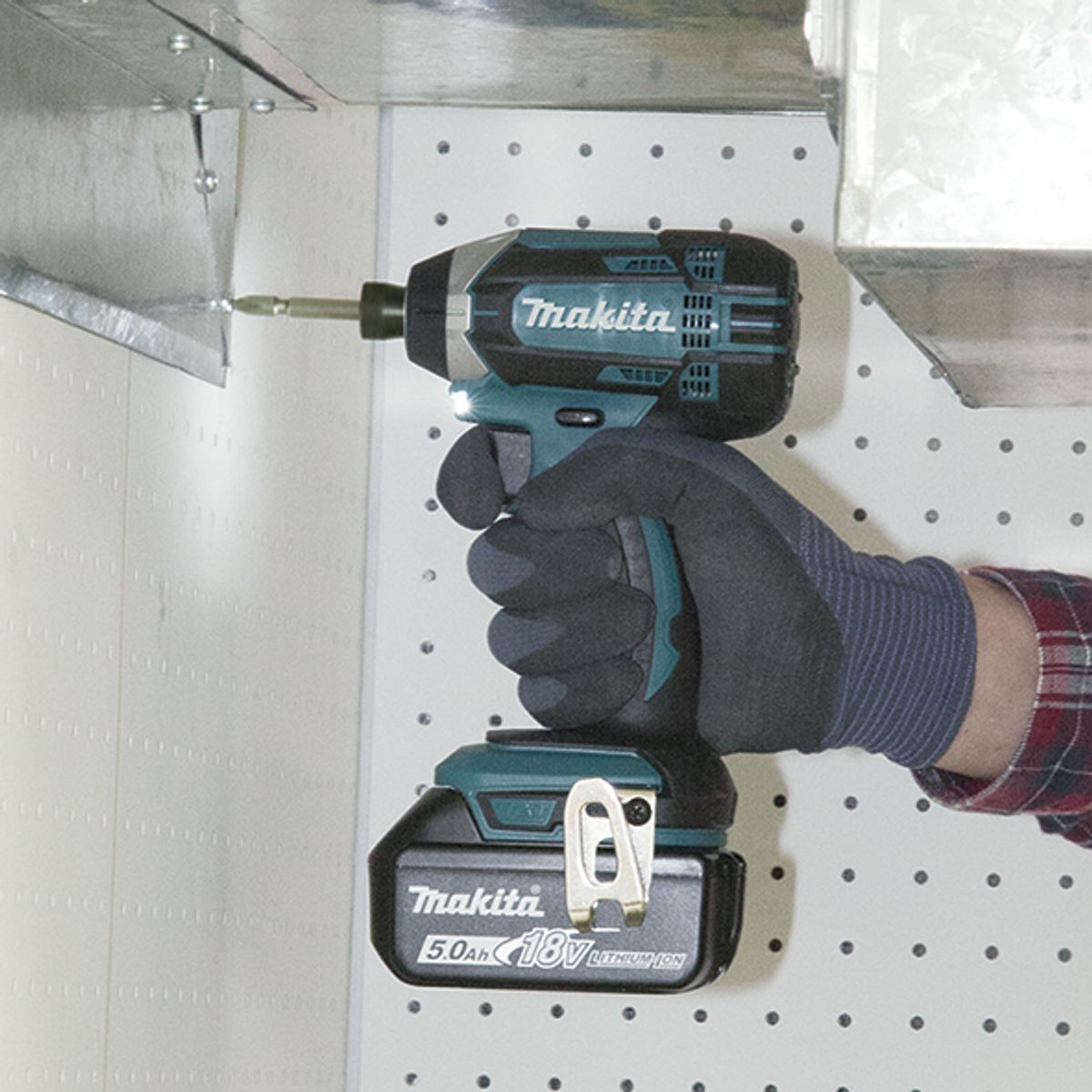 MAKITA - Atornillador Impacto 18v Inalámbrico 165 Nm Makita DTD152 (5 Ah)