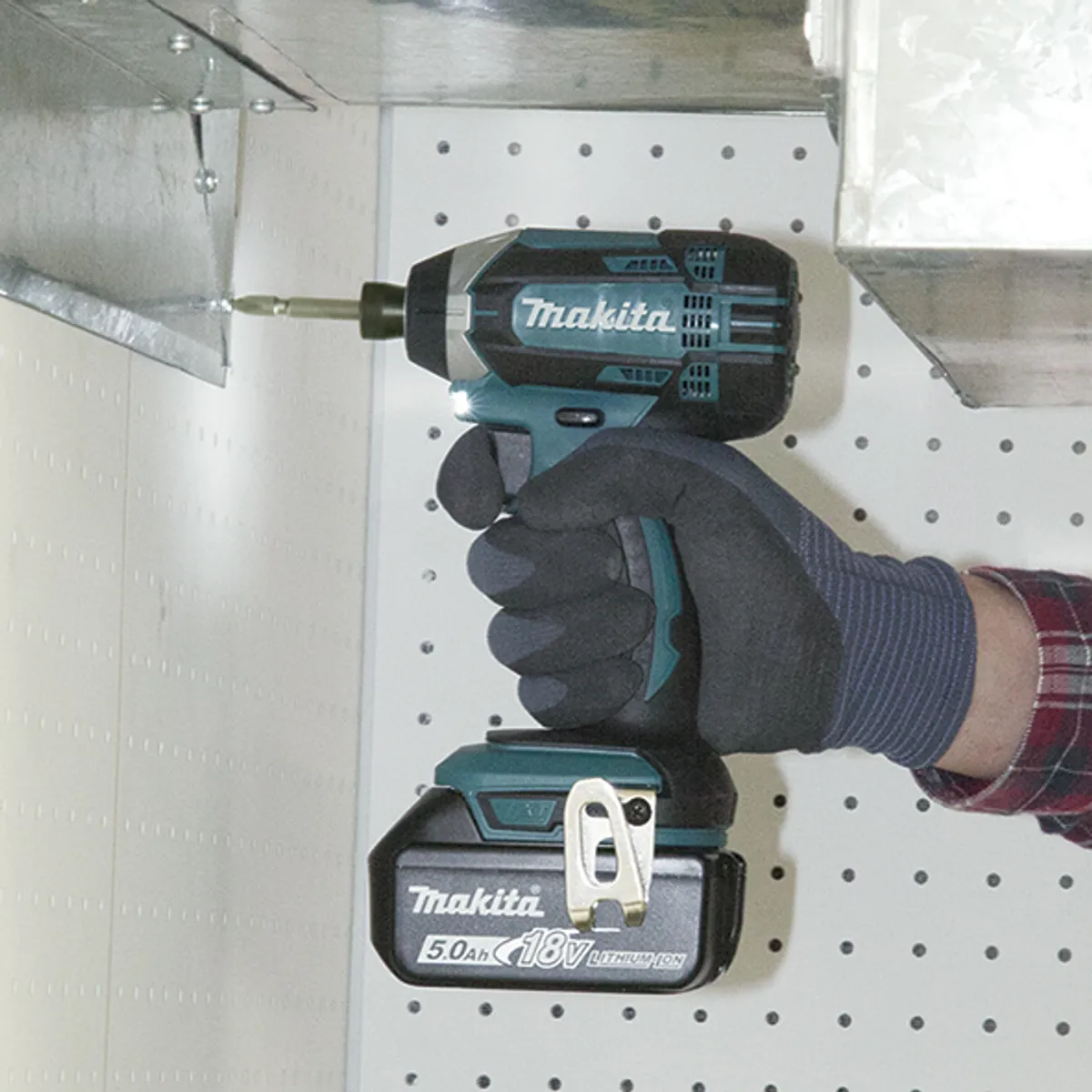 MAKITA - Atornillador Impacto 18v Inalámbrico 165 Nm Makita DTD152 (1.5 Ah)
