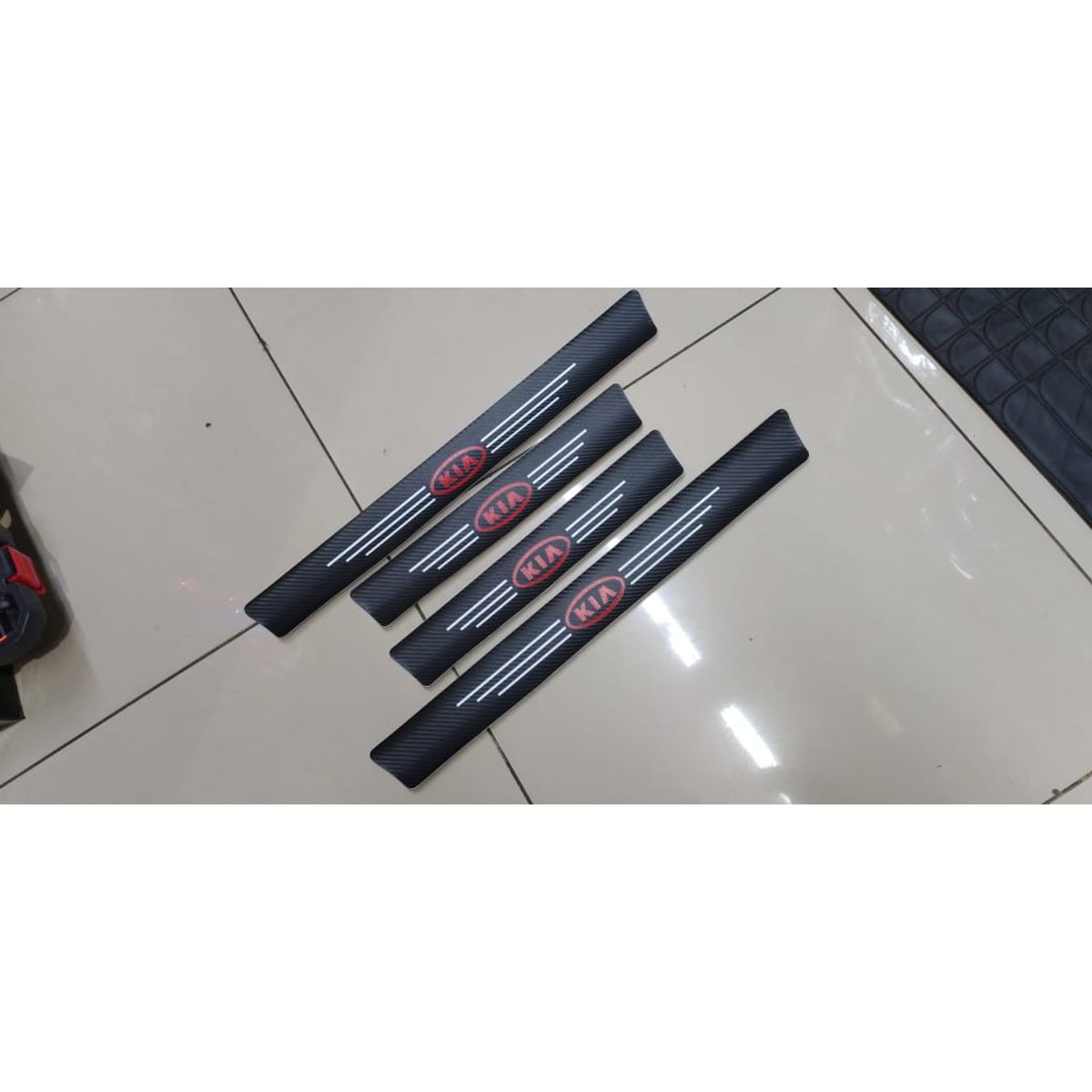 GENERICO - X4 Cubre socalo pisaderas pegatina de fibra de carbono en eco cuero para perfil de puertas kia