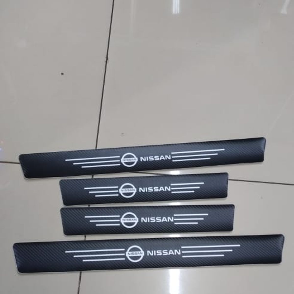 GENERICO - X4 Cubre socalo pisaderas pegatina de fibra de carbono en eco cuero para perfil de puertas nissan