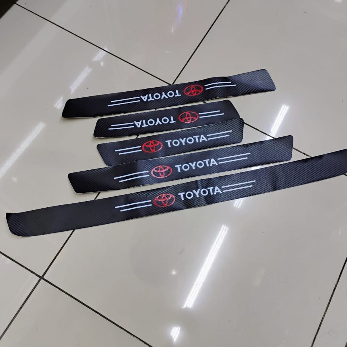 GENERICO - X5 Cubre socalo pisaderas pegatina de fibra de carbono en eco cuero para perfil de puertas TOYOTA