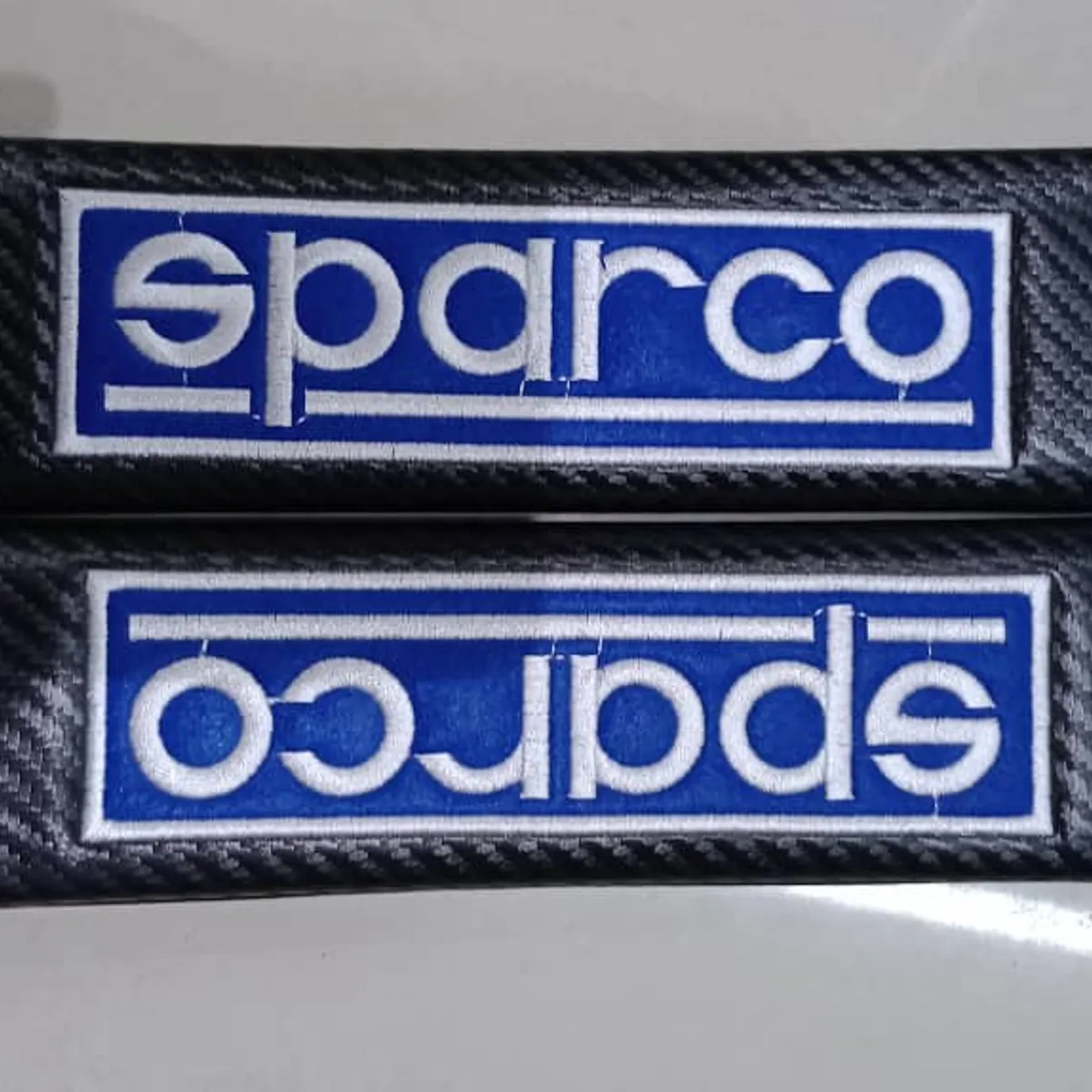 GENERICO - Cubre cinturón de seguridad de autos Diseño Fibra de carbono bordado marca Sparco fondo azul