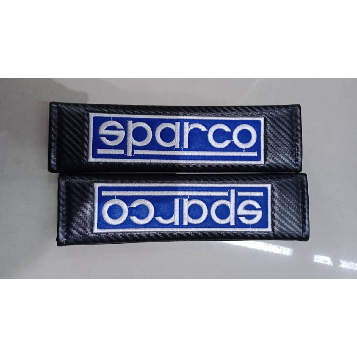 GENERICO - Cubre cinturón de seguridad de autos Diseño Fibra de carbono bordado marca Sparco fondo azul