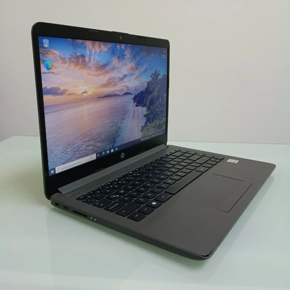 HP - NOTEBOOK 240 G8 INTEL CORE I5 - 1035G1 12GB RAM 256GB SSD REACONDICIONADO