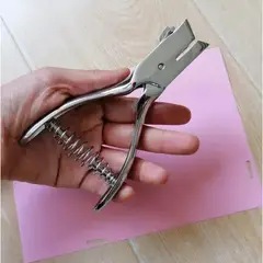 GENERICO - Pinza Perforadora Ovalo Credenciales Pvc Cuero Cartulina BELUG