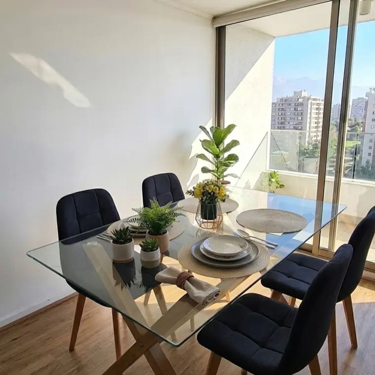 CORI CORI - Comedor Medlock 140x90cm + 4 Sillas Capitonne Lino