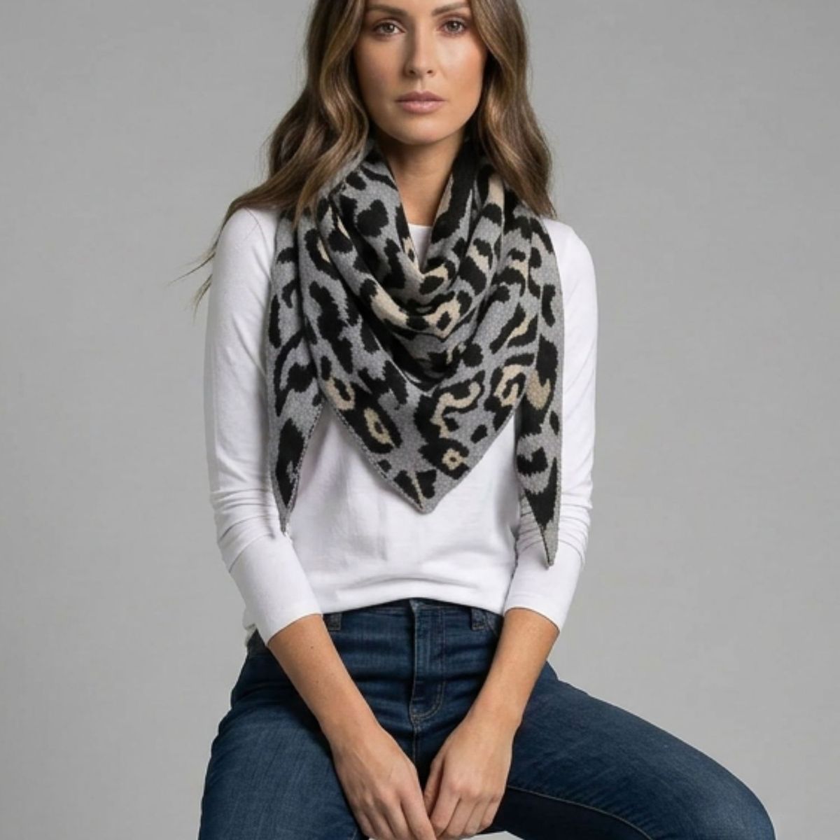 ANONIMASTORE - Bufanda Triangular Animal Print