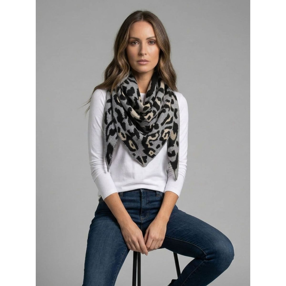 ANONIMASTORE - Bufanda Triangular Animal Print