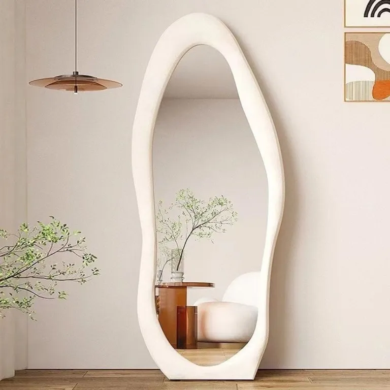 Espejo decorativo de cuerpo entero tapizado en terciopelo blanco para dormitorio