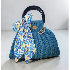 MACRALORE - Cartera de mano Azure Tejida a mano en trapillo de algodón elastizado azul Petróleo con asa acrílica negra