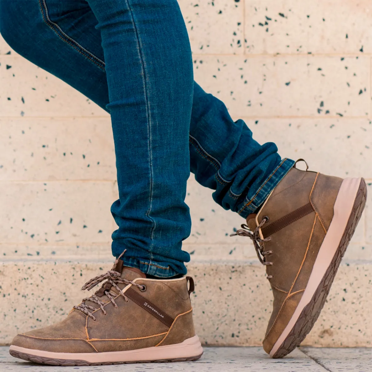 CAT - Quest Mid Zapatilla Urbana Hombre Cuero Café Cat