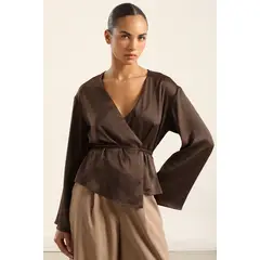 LIOLA - Blusa Cruzada Satin, Chocolate