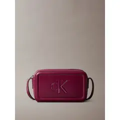 CALVIN KLEIN - Cartera Cruzada con Logo Monograma Grabado Burdeo
