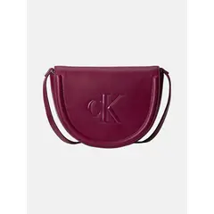 CALVIN KLEIN - Cartera Saddle con Monograma Grabado Burdeo
