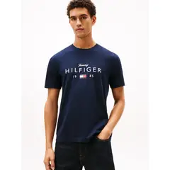 TOMMY HILFIGER - Polera Con Logo Gráfico Regular Fit Azul