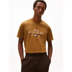 TOMMY HILFIGER - Polera Con Logo Gráfico Regular Fit Café