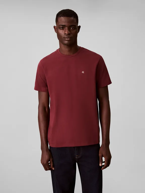 CALVIN KLEIN Polera con Micro Monograma Bordado Burdeo