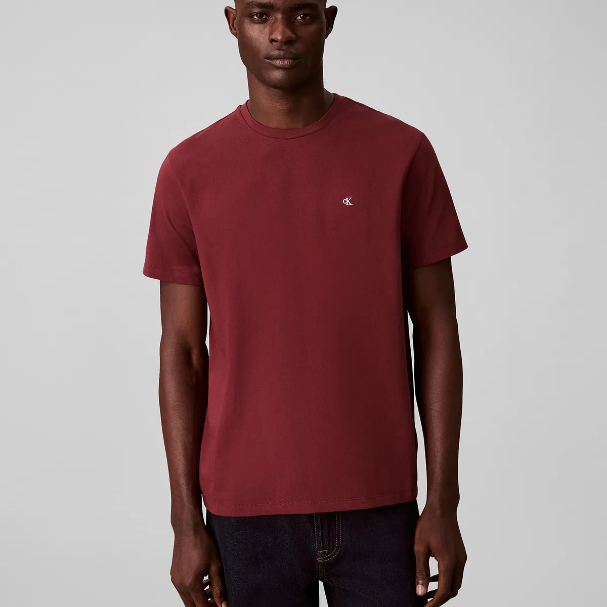 CALVIN KLEIN - Polera con Micro Monograma Bordado Burdeo Calvin Klein