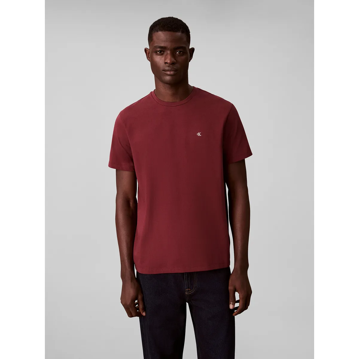 CALVIN KLEIN - Polera con Micro Monograma Bordado Burdeo Calvin Klein