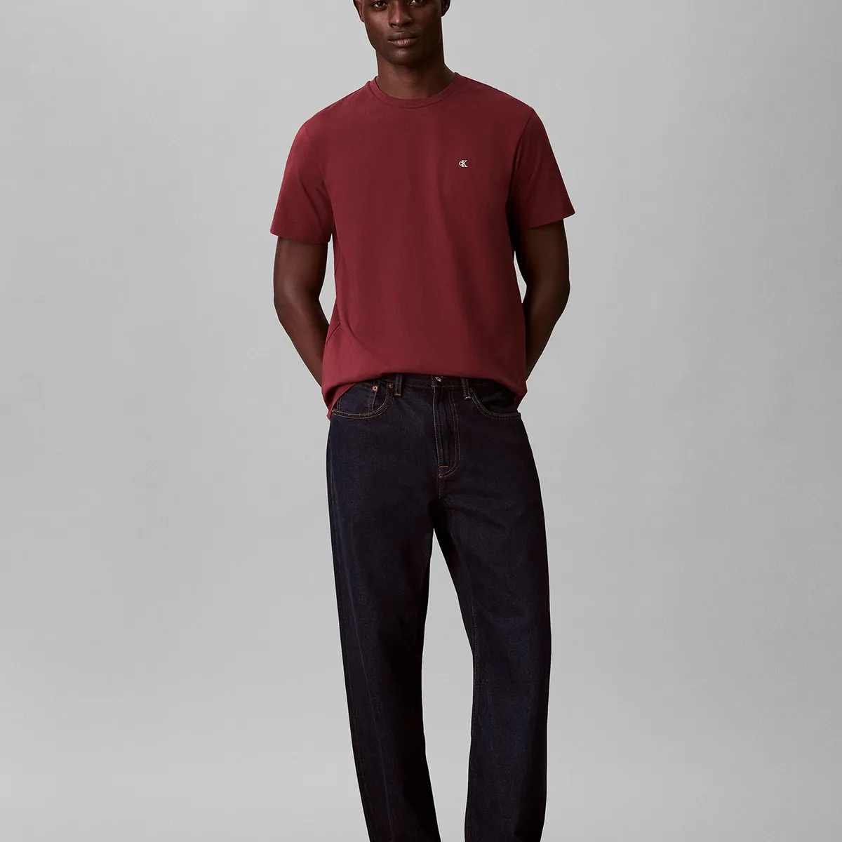 CALVIN KLEIN - Polera con Micro Monograma Bordado Burdeo Calvin Klein