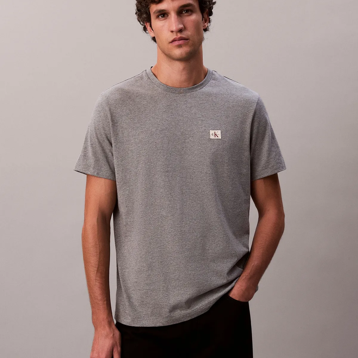 CALVIN KLEIN - Polera Monograma Bagde 30S Gris Calvin Klein