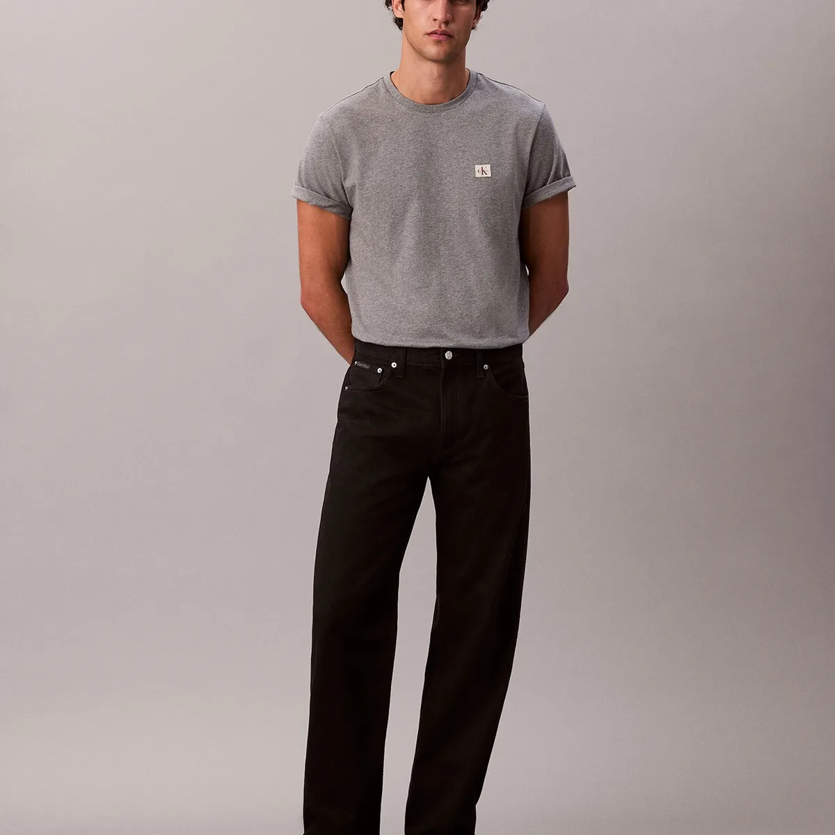 CALVIN KLEIN - Polera Monograma Bagde 30S Gris Calvin Klein