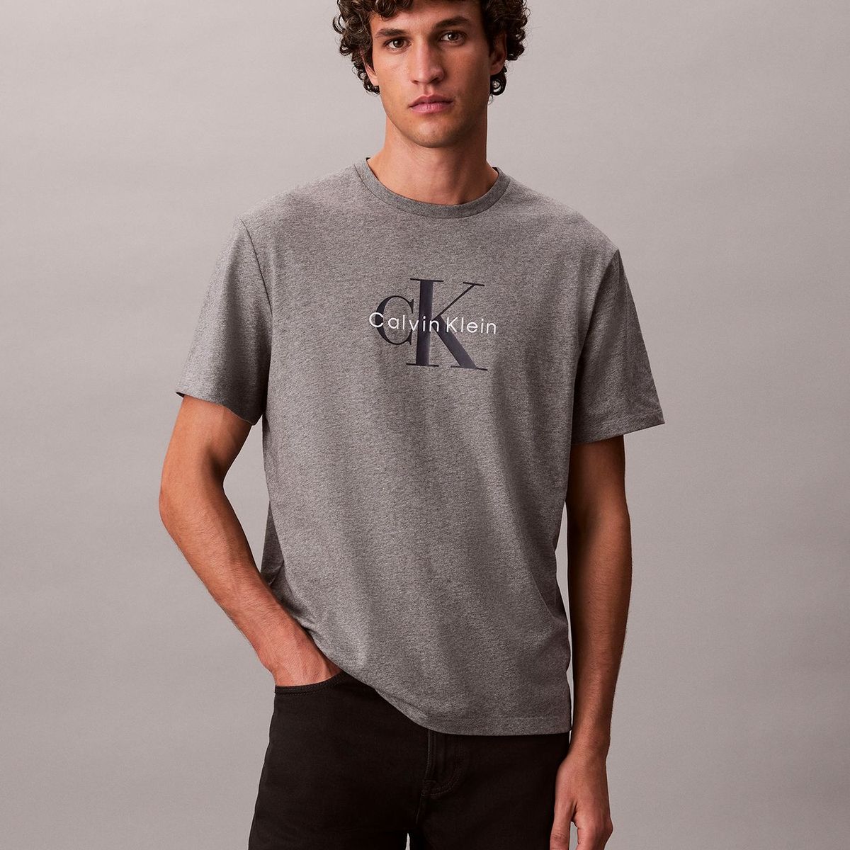 CALVIN KLEIN - Polera Hero Monologo Gris Calvin Klein
