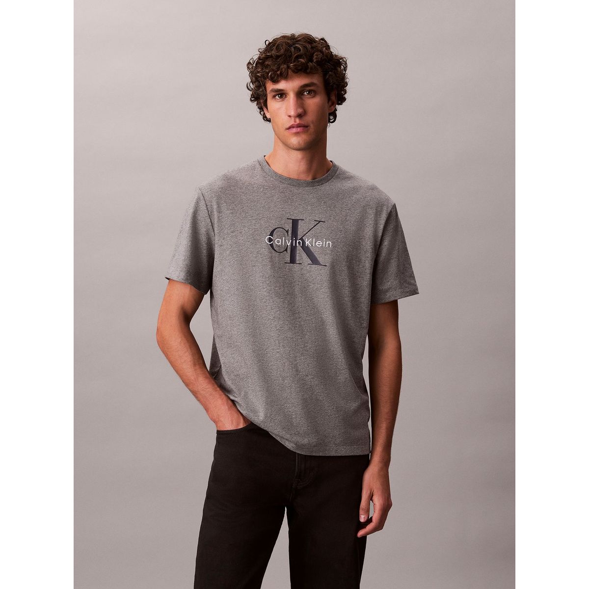 CALVIN KLEIN - Polera Hero Monologo Gris Calvin Klein