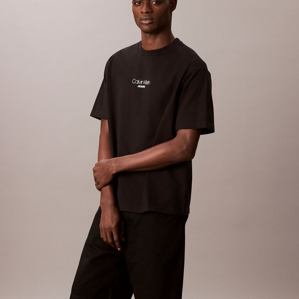 CALVIN KLEIN - Polera Relaxed Logotipo en Relieve Negro Calvin Klein